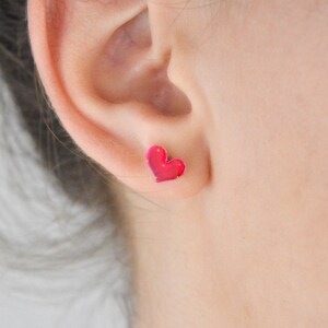 Minimalistische art-decooorbellen rood hart, sierlijke emaille studsieraden cadeau