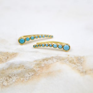 BOUCLES D'OREILLES DE grimpeur TURQUOISE, boucles d'oreilles grimpeur minimalistes, petites pierres précieuses d'alpinisme, manchette d'oreille grimpeuse, boucle d'oreille grimpeur argentée pour cartilage