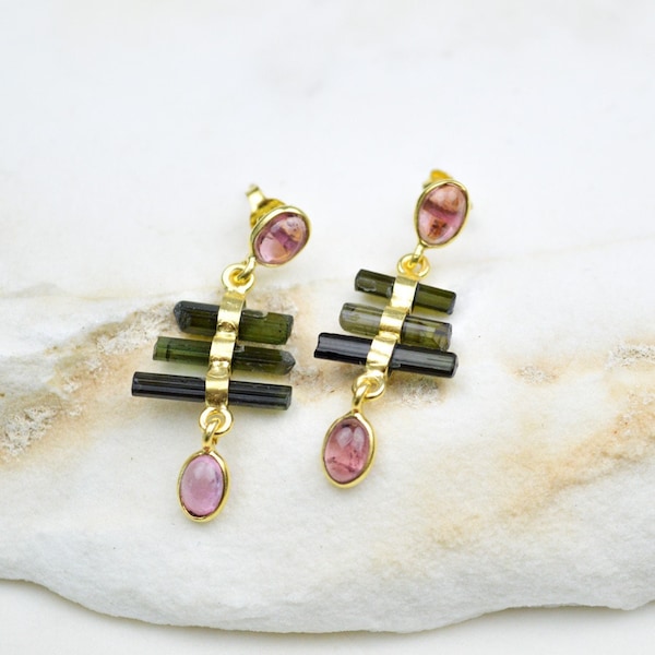 Pendants d'oreilles en tourmaline, Puces d'oreilles pendantes, cadeau de pierre de naissance en octobre, Boucles d'oreilles Huggie en tourmaline avec pierres précieuses, Boucles d'oreilles en or brut