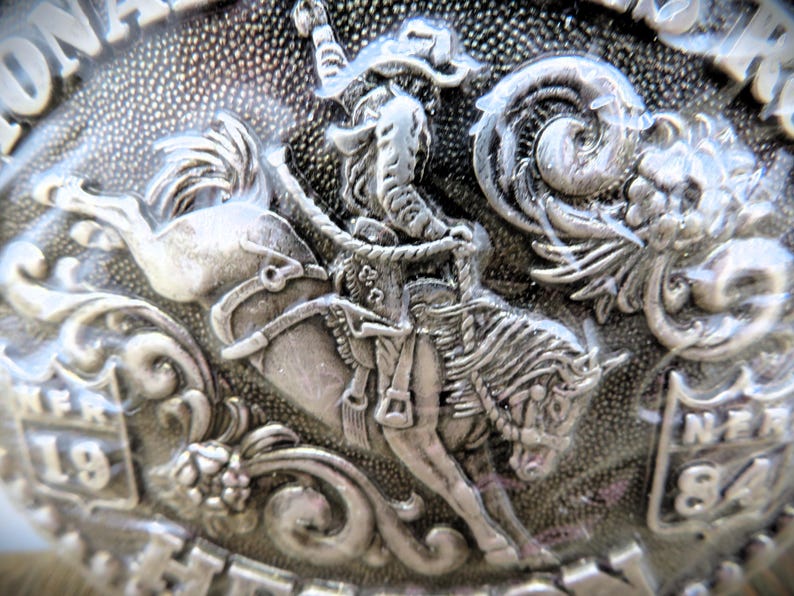 1984 Hesston NFR Rodeo Belt Buckle – Fred Fellows Saddle Bronc Second Edition bild 2