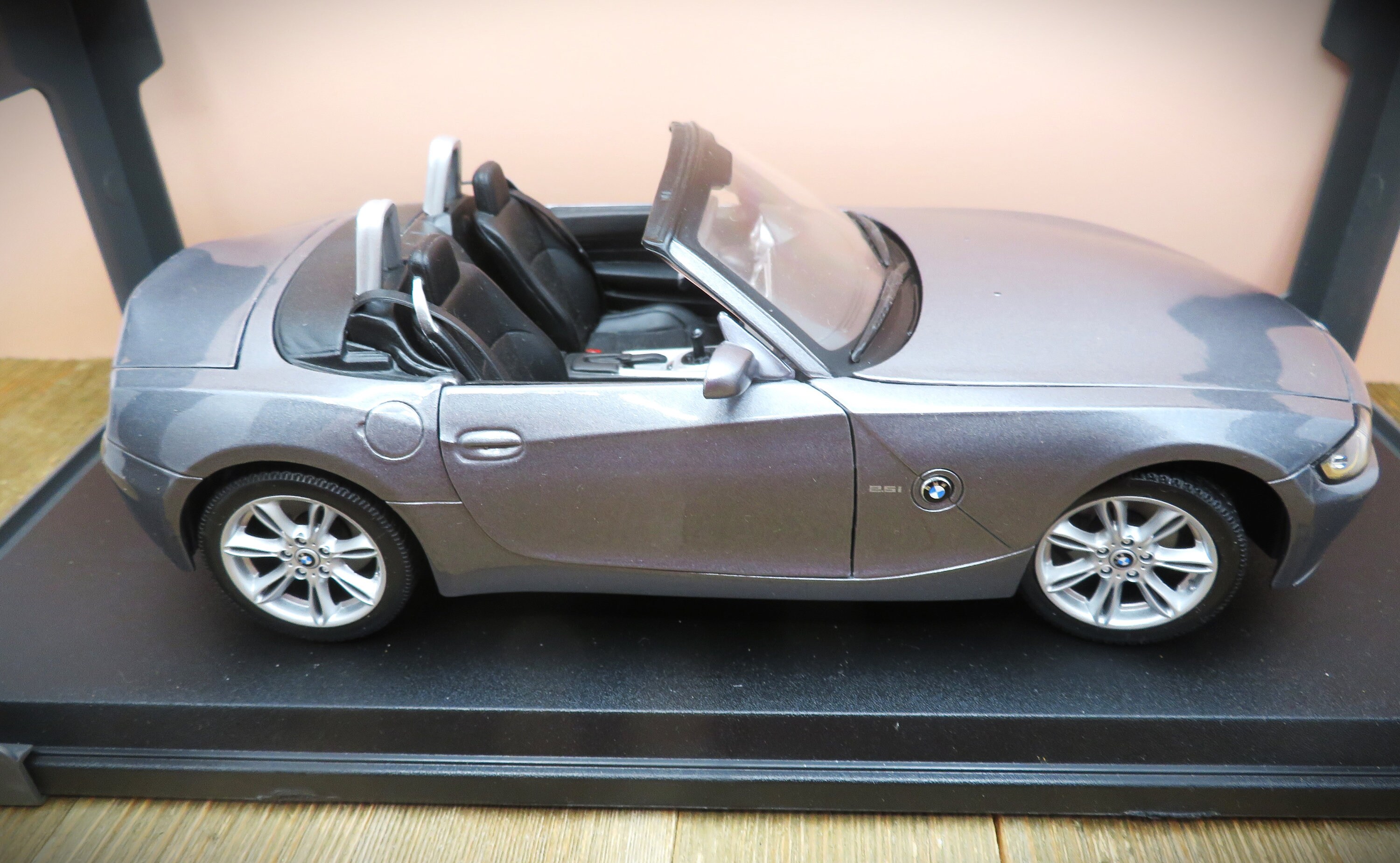 BMW Z4 1:18 Scale Maisto Special Edition Die Cast Toy Car Replica