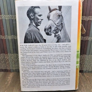 Puede incluir: Una fotograf&iacute;a en blanco y negro de un hombre sosteniendo un caballo blanco. El texto en la parte posterior del libro dice: "Walter Farley dice que su gran amor de ni&ntilde;o fue - y sigue siendo - los caballos. Quer&iacute;a un pony tanto como cualquier ni&ntilde;o o ni&ntilde;a podr&iacute;a desearlo, pero nunca tuvo uno. Afortunadamente, su t&iacute;o, que ten&iacute;a varios caballos de exhibici&oacute;n y saltadores, se mud&oacute; de la costa oeste a Syracuse (donde los Farley viv&iacute;an en ese momento), y Walter estaba en los establos cada vez que pod&iacute;a."