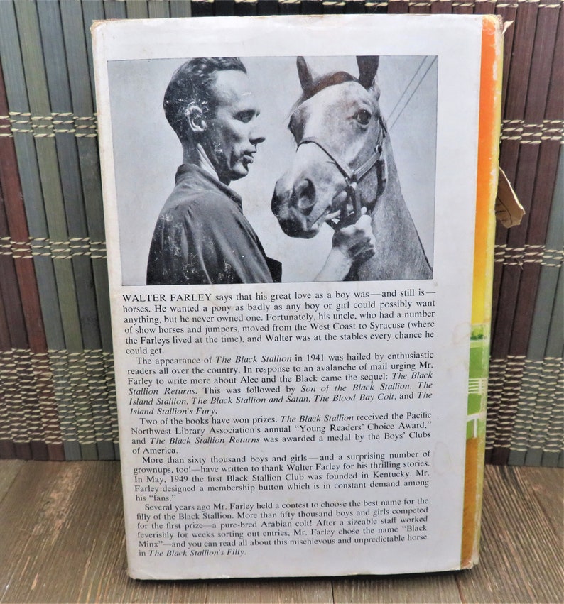 Puede incluir: Una fotograf&iacute;a en blanco y negro de un hombre sosteniendo un caballo blanco. El texto en la parte posterior del libro dice: "Walter Farley dice que su gran amor de ni&ntilde;o fue - y sigue siendo - los caballos. Quer&iacute;a un pony tanto como cualquier ni&ntilde;o o ni&ntilde;a podr&iacute;a desearlo, pero nunca tuvo uno. Afortunadamente, su t&iacute;o, que ten&iacute;a varios caballos de exhibici&oacute;n y saltadores, se mud&oacute; de la costa oeste a Syracuse (donde los Farley viv&iacute;an en ese momento), y Walter estaba en los establos cada vez que pod&iacute;a."