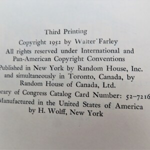 Puede incluir: Informaci&oacute;n de copyright para un libro publicado en 1952 por Walter Farley. El libro fue publicado por Random House, Inc. en Nueva York y simult&aacute;neamente en Toronto, Canad&aacute; por Random House of Canada, Ltd. El n&uacute;mero de cat&aacute;logo de la Library of Congress es 52-7216. El libro fue fabricado en los Estados Unidos de Am&eacute;rica por H. Wolff, Nueva York.