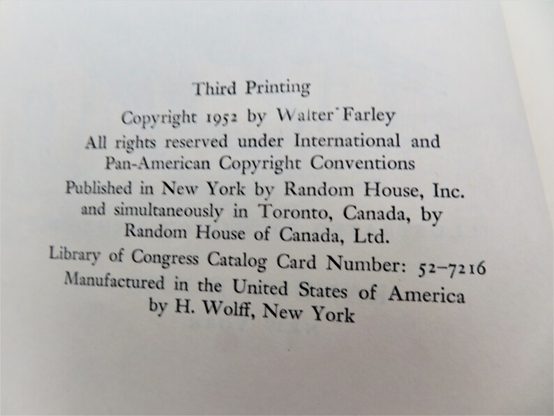 Puede incluir: Informaci&oacute;n de copyright para un libro publicado en 1952 por Walter Farley. El libro fue publicado por Random House, Inc. en Nueva York y simult&aacute;neamente en Toronto, Canad&aacute; por Random House of Canada, Ltd. El n&uacute;mero de cat&aacute;logo de la Library of Congress es 52-7216. El libro fue fabricado en los Estados Unidos de Am&eacute;rica por H. Wolff, Nueva York.