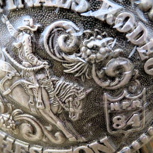 1984 Hesston NFR Rodeo Belt Buckle – Fred Fellows Saddle Bronc Second Edition bild 5