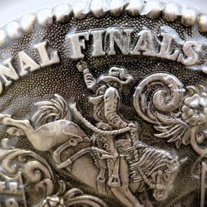 1984 Hesston NFR Rodeo Belt Buckle – Fred Fellows Saddle Bronc Second Edition bild 3