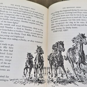 Puede incluir: Ilustraci&oacute;n en blanco y negro de caballos corriendo en el Derby de Kentucky. El texto "THEY'RE OFF!" est&aacute; impreso en la parte inferior de la imagen.