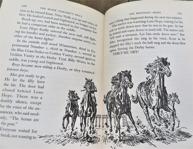 Puede incluir: Ilustraci&oacute;n en blanco y negro de caballos corriendo en el Derby de Kentucky. El texto "THEY'RE OFF!" est&aacute; impreso en la parte inferior de la imagen.