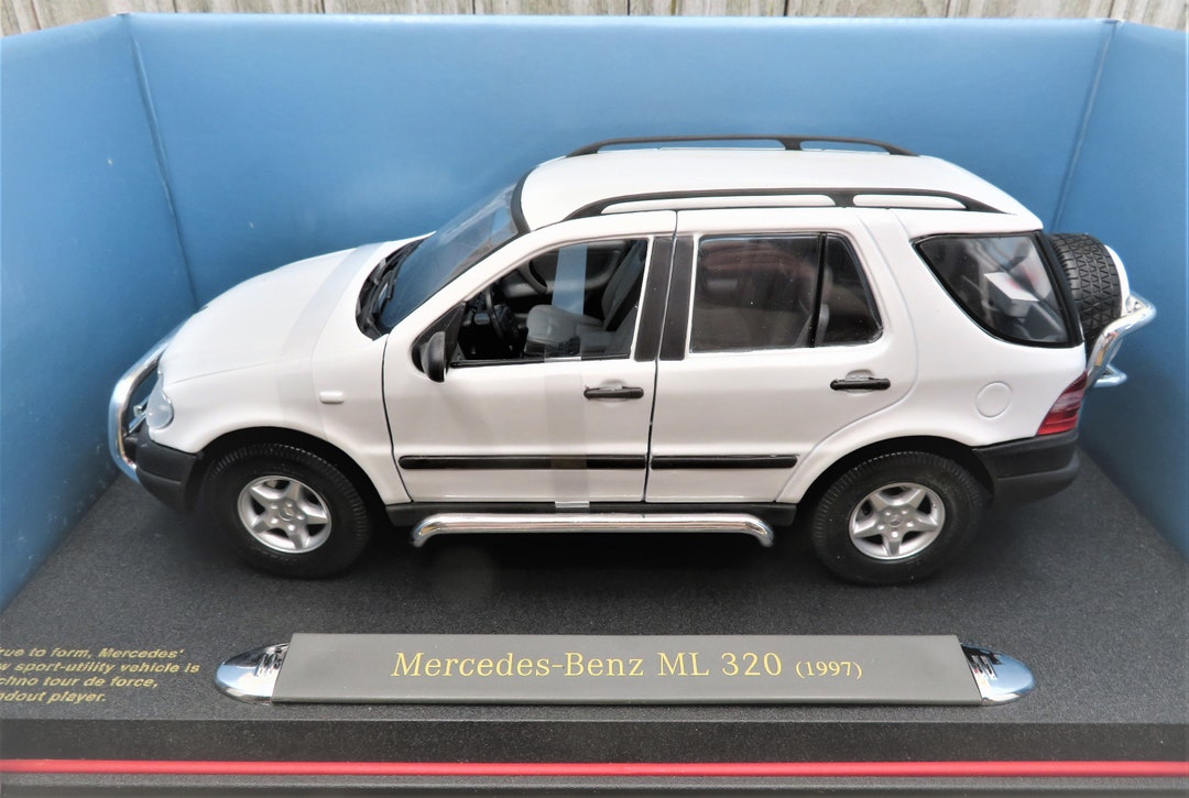 ミニカー Maisto Mercedes-Benz ML320 1/18 Scale 1997 Mercedes-benz Ml320 Diecast Model W163 SUV