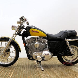 Maisto Harley Davidson 1:18 Die Cast 2000 XL 1200C Sportster Custom Yellow and Black