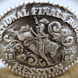 1984 Hesston NFR Rodeo Belt Buckle – Fred Fellows Saddle Bronc Second Edition bild 1