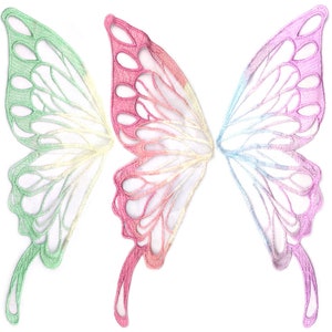 Könnte beinhalten: Zwei Paare regenbogenfarbener Schmetterlingsflügel mit einem Farbverlauf. Die Flügel bestehen aus einem durchsichtigen Stoff mit einem zarten Spitzenmuster. Die Flügel sind perfekt, um jedem Kostüm oder Bastelprojekt einen Hauch von Verspieltheit zu verleihen.