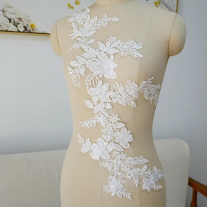 ロマンチックなオフホワイトの花の刺繍レースアップリケスパンコール花のモチーフレースペアフラワーリーフレースパッチウェディングドレスDIYドレス
