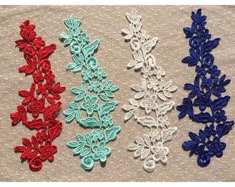 Peut inclure: Quatre morceaux de dentelle de garniture dans différentes couleurs : rouge, turquoise, blanc et bleu. Chaque pièce présente un motif floral avec des feuilles et des fleurs.