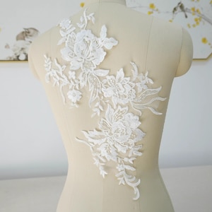 Puede incluir: Aplique de encaje floral blanco con delicados diseños florales. Este aplique de encaje es perfecto para agregar un toque de elegancia a los vestidos de novia, los accesorios de novia u otros proyectos de manualidades.