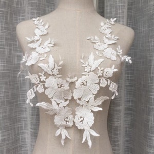 アイボリーの花の刺繍レースアップリケ絶妙な花のレースパッチ縫製モチーフウェディングドレスブライダルベールプロムガウンDIYアクセサリー