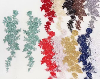 Peut inclure: Assortiment d'appliques en dentelle florale perlée dans différentes couleurs, notamment rouge, blanc, or, bleu et vert. Les appliques sont délicates et complexes, avec un motif floral et de petites perles.