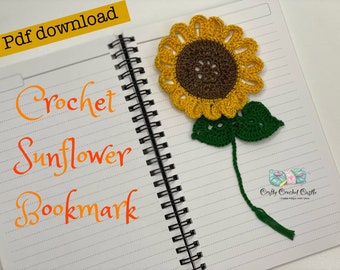 Puede incluir: Un marcapáginas de girasol de ganchillo con hojas verdes y un centro marrón. El marcapáginas está en una libreta blanca con las palabras "Crochet Sunflower Bookmark" escritas en naranja.