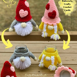 Peut inclure: Deux chauffe-pots de gnome en crochet pour la Saint-Valentin. Les gnomes portent des chapeaux rouges et roses avec des cœurs et ont des barbes blanches. Les chauffe-pots sont gris et jaunes. L'image comprend également le texte "Crafty Crochet Castle".