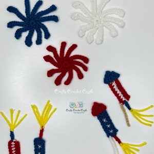 Könnte beinhalten: Häkelmuster für Feuerwerks-Applikation. Das Muster beinhaltet ein blaues, weißes und rotes Feuerwerk sowie ein rotes, weißes und blaues Feuerwerk mit einer gelben Lunte. Das Muster ist von Crafty Crochet Castle.