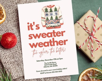 Può includere: Un invito festivo con il testo "it's sweater weather, the uglier the better!" e un'illustrazione di maglione. L'invito è circondato da decorazioni natalizie, tra cui un regalo confezionato, ornamenti e fette d'arancia essiccate.