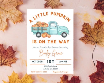 Puede incluir: Una invitación a una fiesta de bienvenida al bebé con una ilustración de acuarela de una camioneta azul que lleva calabazas. El texto dice "A Little Pumpkin is on the Way" e incluye el nombre "Bailey Grace" y los detalles del evento.