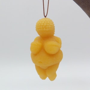 Venus of Willendorf ornament / Christmas tree decoration / Christmas tree decoration made of real beeswax with leather strap for hanging