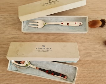 A. Michelsen Sterling silver with enamel children cutlery set - Original box - Collectors item - Spoon and fork set - Red Enamel stars