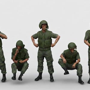 Könnte beinhalten: Fünf Figuren in olivgrünen Militäruniformen und Helmen. Sie tragen Westen und Hosen, wobei einige Figuren stehen und andere hocken. Die Figuren sind in verschiedenen Positionen dargestellt, was auf ein militärisches oder taktisches Thema hindeutet.