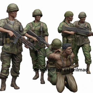 Puede incluir: Diorama en miniatura detallado que representa una escena militar. Varias figuras con uniformes y cascos de camuflaje verde sostienen rifles. Una figura está siendo retenida. El texto "designed by estorilmad" es visible.