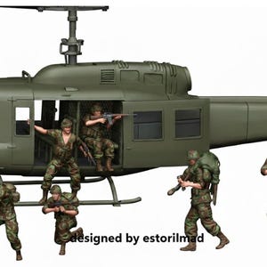 Puede incluir: Modelo detallado de un helicóptero militar con varias figuras de soldados. El helicóptero es de color verde oliva con un emblema de estrella. Los soldados visten uniformes de camuflaje, algunos con rifles. El texto "designed by estorilmad" es visible.