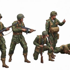 Könnte beinhalten: Fünf Miniatur-Soldaten in olivgrünen Uniformen und Helmen, die in verschiedenen Action-Posen posieren. Einige Figuren halten Gewehre und Maschinengewehre, während eine zeigt. Die Figuren sind detailliert und scheinen aus einer historischen Militäraera zu stammen.
