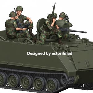 Könnte beinhalten: Modell eines Militärfahrzeugs mit Soldaten. Der olivgrüne gepanzerte Mannschaftstransportwagen hat ein Maschinengewehr und mehrere Soldaten in Tarnuniformen. Der Text "Designed by estorilmad" ist sichtbar.