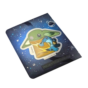 Naklejki z Baby Yodą. Naklejka Grogu Mandalorian Star Wars Displate Glossy. Naklejka/kalkomania przedstawiająca Mini Yodę (małego Jedi).