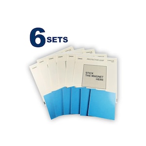 Könnte beinhalten: Sechs Sets von Displate-Montagekits, bestehend aus einem quadratischen, cremefarbenen Schutzblatt mit dem schwarzen Aufdruck 'PROTECTIVE LEAF' und 'STICK THE MAGNET HERE', kombiniert mit einer leuchtend blauen, quadratischen Klebefolie.