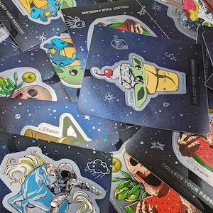 Displate Sticker - diverse originele glanzende stickers Grogu, Star Wars, schedel, voedsel zelfklevend om te verzamelen