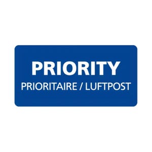 Könnte beinhalten: Ein rechteckiger blauer Aufkleber mit abgerundeten Ecken. Das Wort "PRIORITY" steht in großen weißen Großbuchstaben. Darunter steht in kleineren weißen Buchstaben "PRIORITAIRE / LUFTPOST".