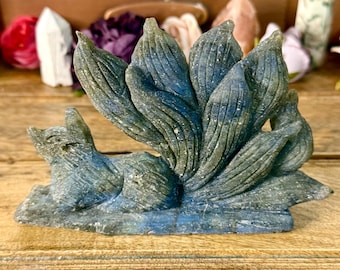 ラブラドライトのキツネの置物：水晶彫刻の九尾の彫刻 - Etsy 日本