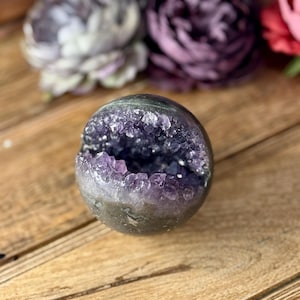 Druzy Amethyst Sphere - Tiefviolette Kristallgeodenkugel für Schutz, Ruhe und spirituelles Wachstum
