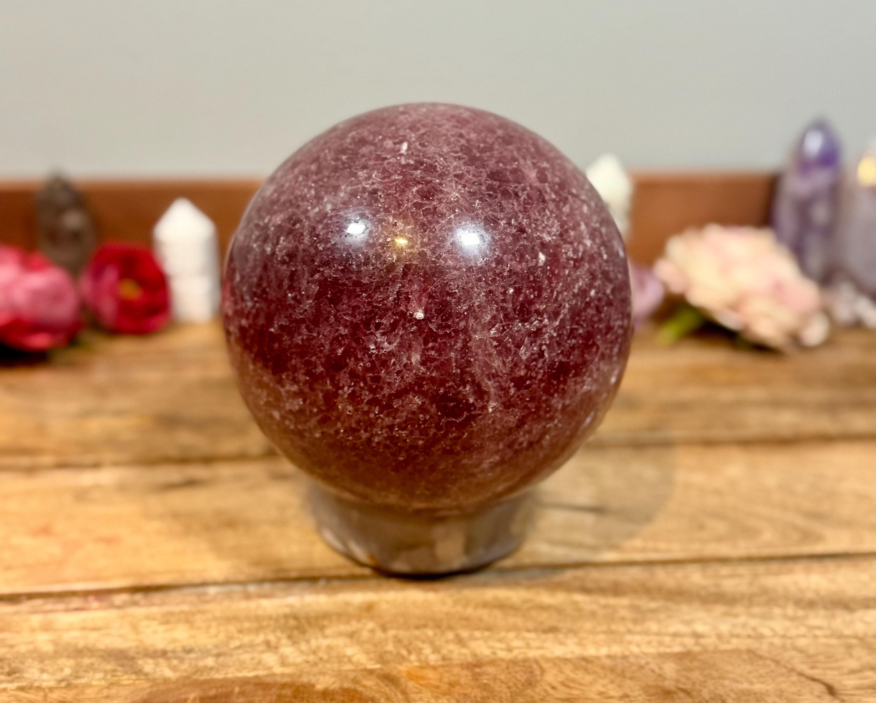ストロベリークォーツスフィア – 愛と喜びを象徴する特大深紅水晶