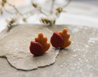 OTOÑO | Pendientes llamativos y ligeros de arcilla polimérica con forma de hoja de otoño y remaches de acero inoxidable hipoalergénicos.