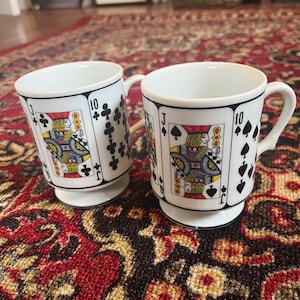 Vintage speelkaartmokken op voetstuk: alleen set van 2