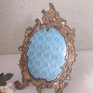 Vintage Gold Gilt Molded Ornate Metal Picture Frame - 4x5 Oval Carved Leafy Floral Design Photo Frame - Cottage/Victorian/Baroque/Art Deco
