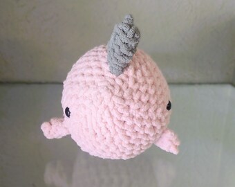 かぎ針編みのイッカクのアミグルミぬいぐるみ - ソフトピンク色の