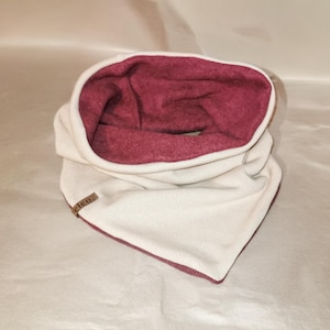 Mama driehoekige lus sjaal van fijn gebreid materiaal, gevoerd met biologisch katoenen fleece.