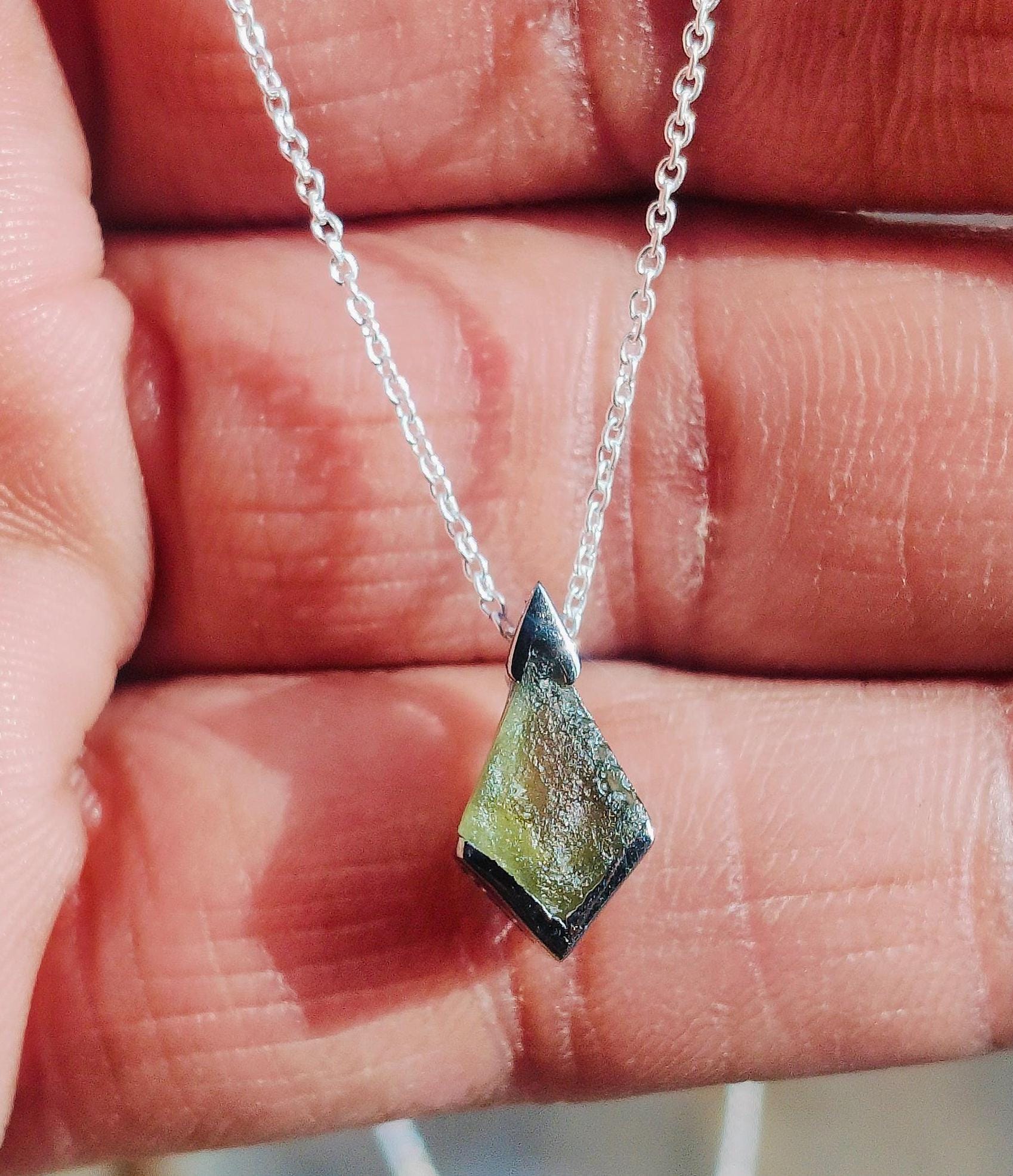 原石モルダバイトスターリングシルバーペンダント：チェコ隕石