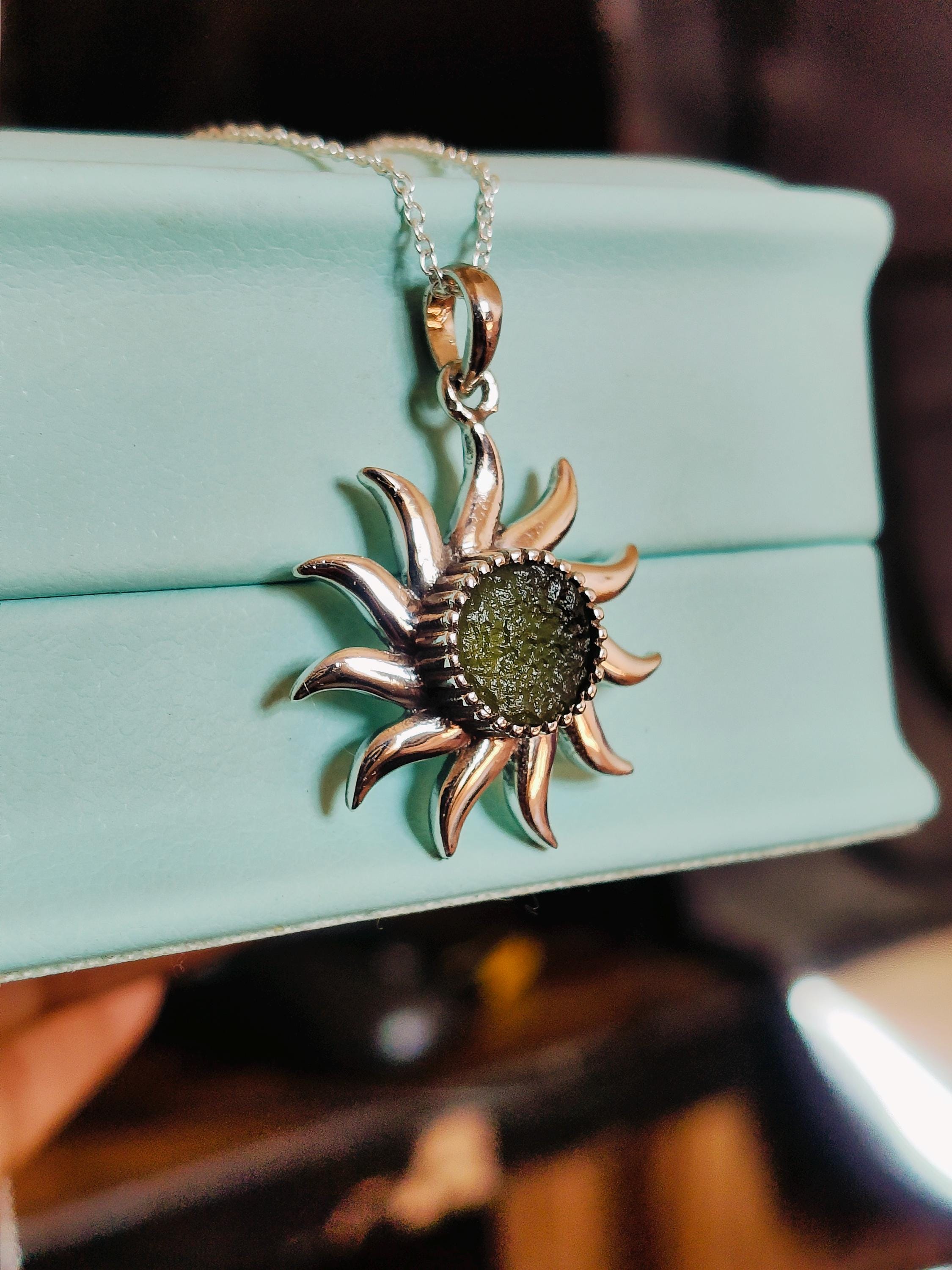 原石モルダバイトスターリングシルバーペンダント：チェコ隕石