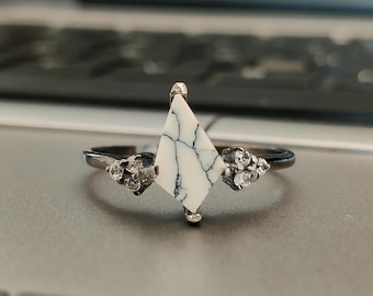 Kite White Howlite Ring: Raw Gemstone 925 Sterling Silver