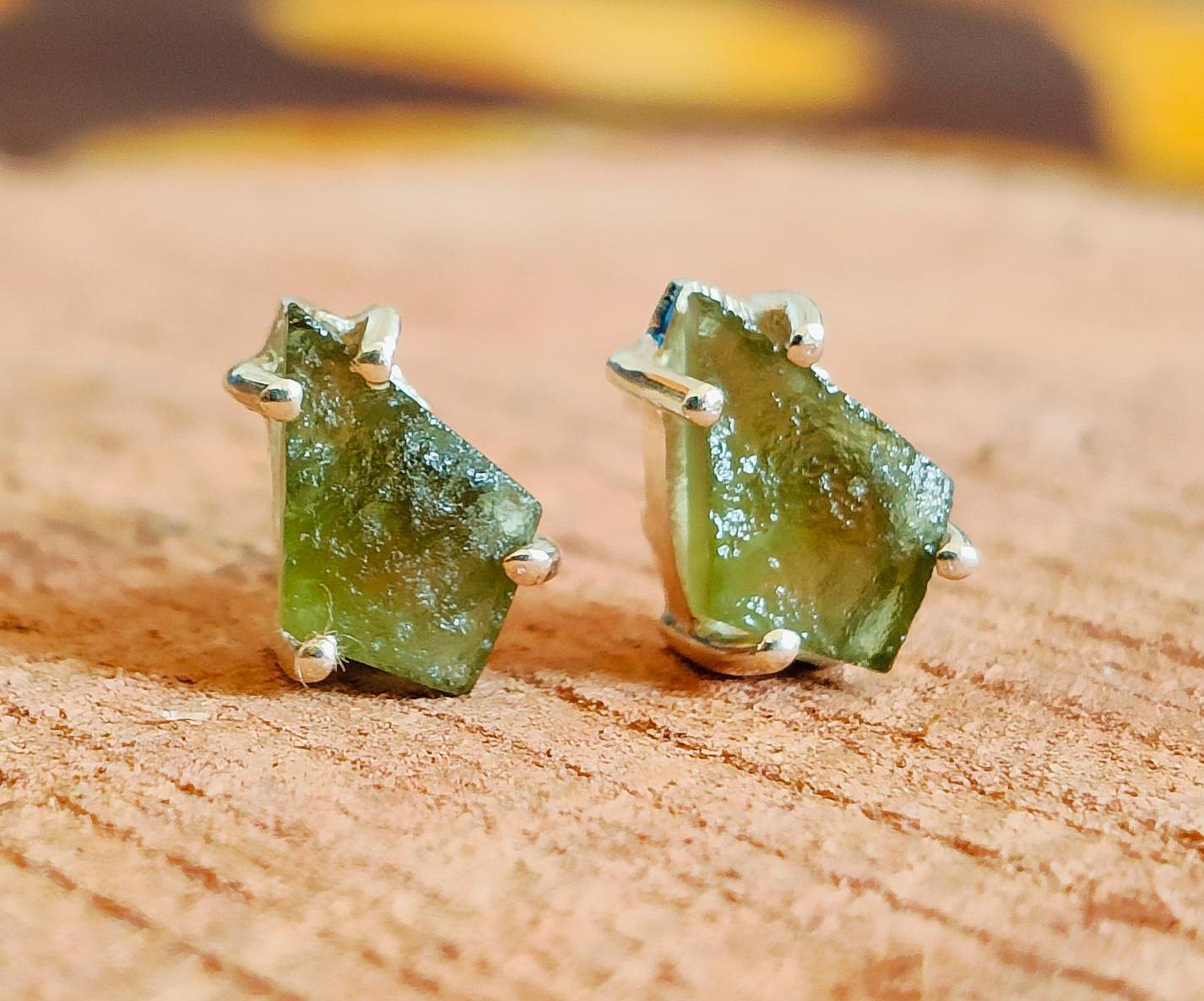 原石モルダバイト カイト スタッドピアス：925スターリングシルバー 